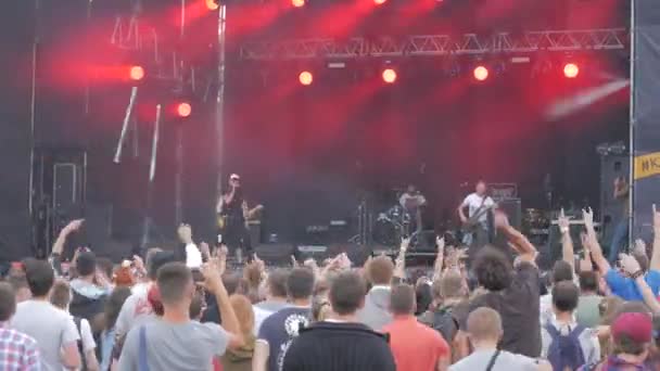 UCRANIA, TERNOPIL - 20 de julio de 2018: Concierto de grupo. La ejecución del rock del grupo en la escena . — Vídeo de stock