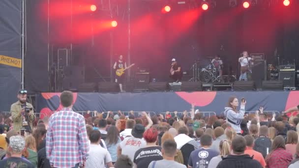 Ukraina, Ternopil - 20 juli 2018: Konsert av gruppen. Prestanda av rock-gruppen på en scen. — Stockvideo