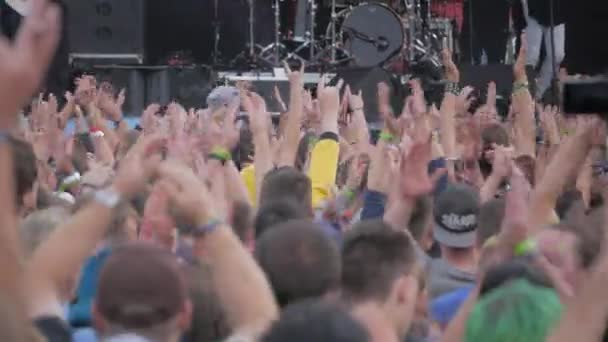 Jovem multidão de adolescentes dançando em um festival de música no verão — Vídeo de Stock