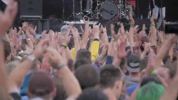 Jeune public d'adolescents dansant lors d'un festival de musique en été — Video