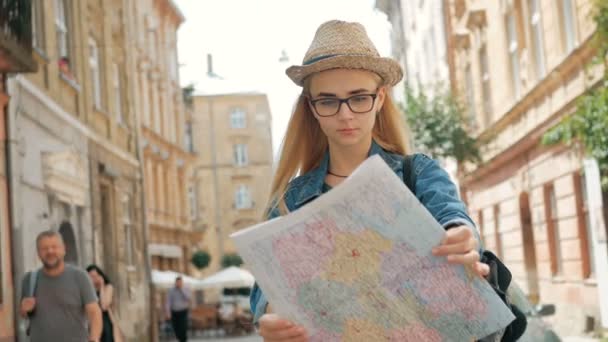 Mujer joven turista que explora el mapa de lviv mientras viaja en Ucrania, concepto de vacaciones — Vídeo de stock