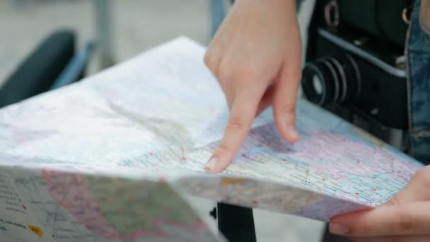 Туристические женские руки указывая на карту Крупным планом — стоковое видео