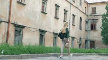 Lviv, Ukrayna turist kadın yürüyüş dar sokaklar. Avrupa yaz tatil seyahat tatil macera zevk