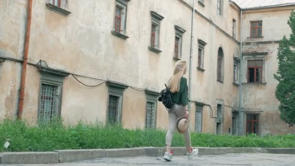 Turista mujer Caminando calles estrechas de lviv, Ucrania. disfrutar de vacaciones de verano europeas vacaciones aventura — Vídeo de stock