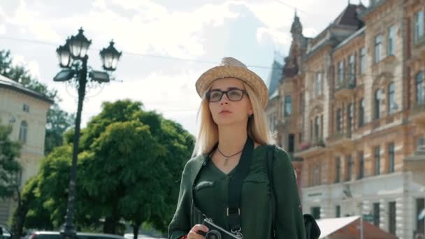 Turista mujer Caminando calles estrechas de lviv, Ucrania. disfrutar de vacaciones de verano europeas vacaciones aventura — Vídeo de stock