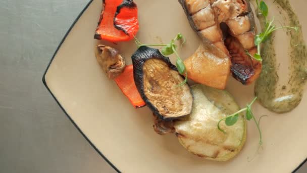 Готові страви від шеф-кухаря з шматочка лосося, запечені овочі та ребра на тарілці в ресторані. концепція приготування страв поетапно — стокове відео