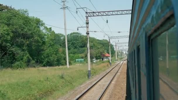 Vista desde la ventana del tren - vía, fila de vagones — Vídeos de Stock