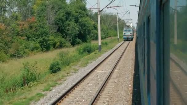 Pohled z vlaku Window - vlaku, který vyjíždí na schůzku — Stock video