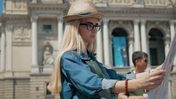 若い観光客女性ウクライナ、休暇の概念で旅行中のリヴィウ市内地図を探索 — ストック動画