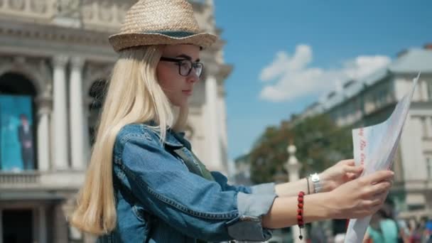 Giovane donna turistica esplorare la mappa della città di lviv durante un viaggio in Ucraina, concetto di vacanza — Video Stock