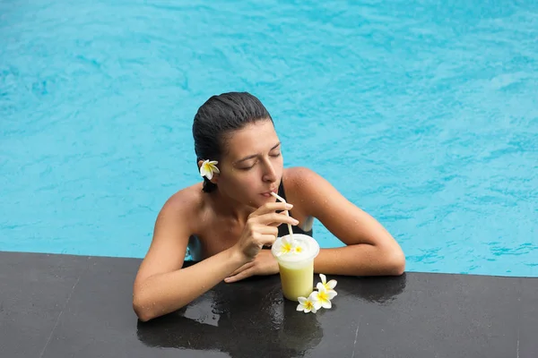 Mulher Piscina Com Bebida Frutas — Fotografia de Stock