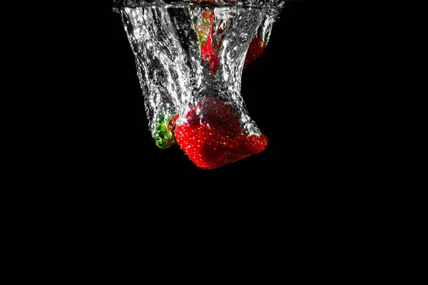 Fresa Agua Con Fondo Negro — Foto de Stock