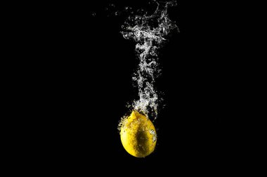 Limon damla su siyah arka planda