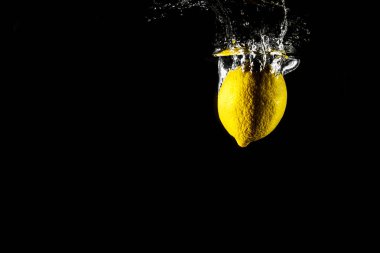 Limon damla su siyah arka planda