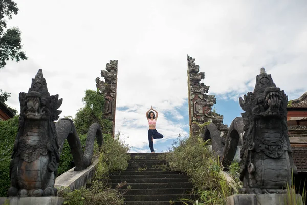 Vrouw Verblijft Yoge Pose Bij Oude Stenen Trap Tempel Ingangspoort — Stockfoto