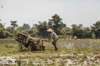 adam alan ile büyük bir motor bloğu pulluklar.