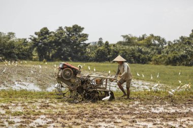 adam alan ile büyük bir motor bloğu pulluklar.