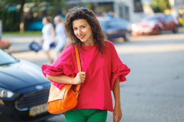 güzel blackhaired modeli kız bez ve çanta için poz reklam şehir sokakları arka plan