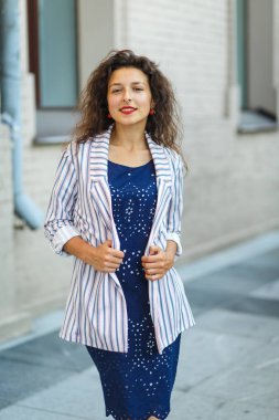 güzel blackhaired modeli kız bez ve çanta için poz reklam şehir sokakları arka plan