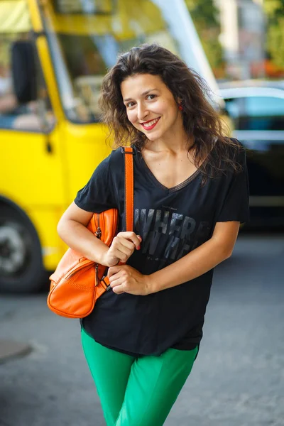 布や袋のポーズ美しい Blackhaired モデル女の子街通り背景で広告を掲載します — ストック写真