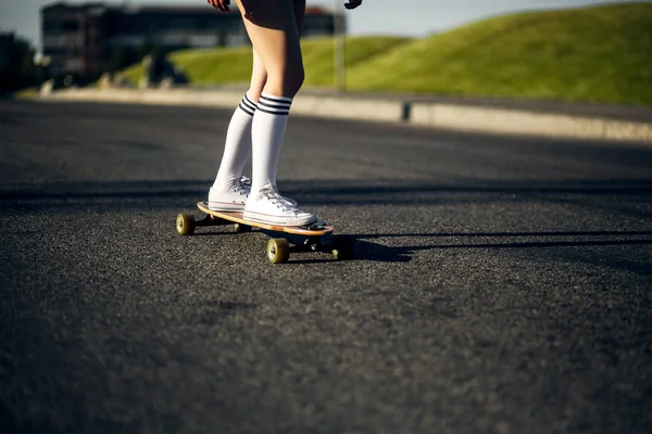 Chica Medias Blancas Cabalgando Longboard — Foto de Stock