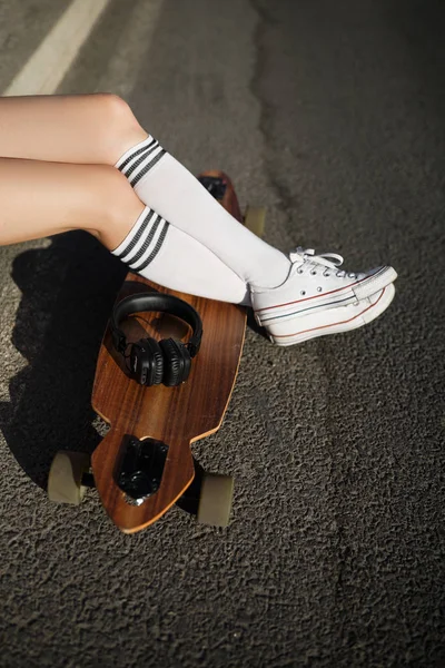 Kız dinlenme longboard binmek sonra kaldırımda