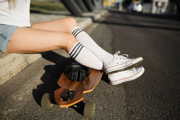 Girl Rest Sidewalk Longboard Ride — Stock Photo, Image
