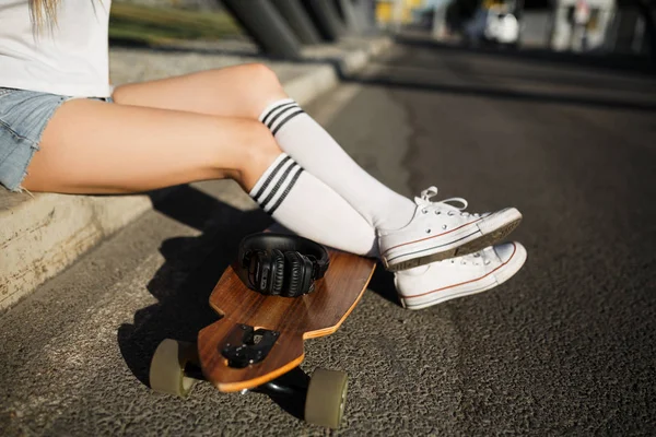 Menina Descansar Calçada Após Passeio Longboard — Fotografia de Stock