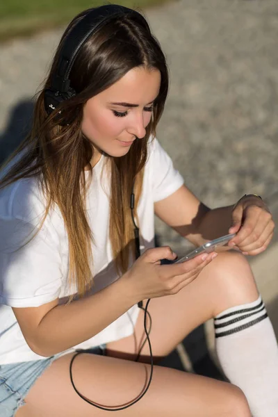 Fille Écouter Musique Assis Sur Trottoir — Photo