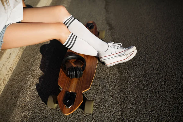 Chica Resto Acera Después Longboard Paseo — Foto de Stock