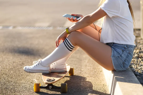 Menina Com Longboard Sentar Calçada Ouvir Música — Fotografia de Stock