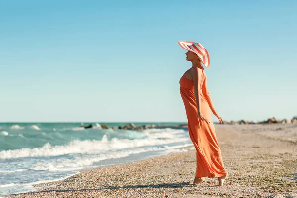 Donna Abito Arancione Sulla Spiaggia Mare — Foto Stock