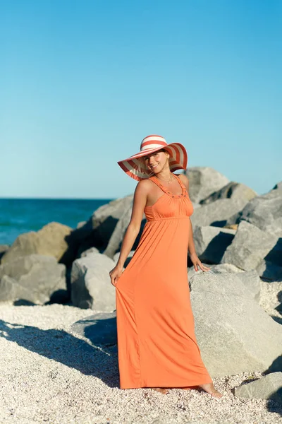 Deniz Sahilinde Turuncu Elbiseli Kadın — Stok fotoğraf