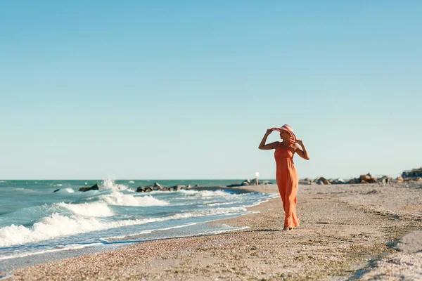 Donna Abito Arancione Sulla Spiaggia Mare — Foto Stock