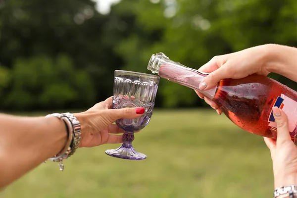 Womans Verse Champagne Dans Des Verres Parie Pique Nique — Photo