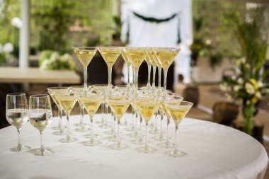 Düğün kutlama kadehinin piramit