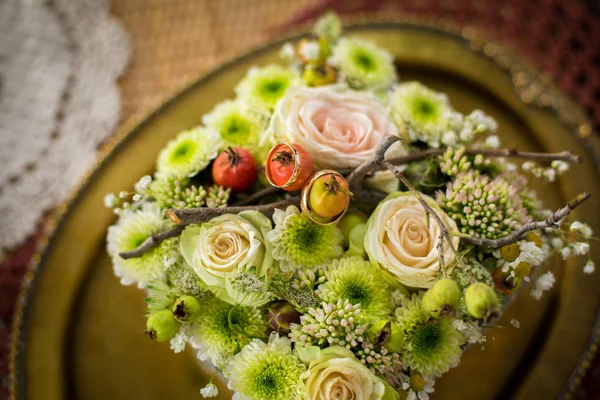 Alyans kek üzerine çiçek ve twigs ile dekore edilmiş