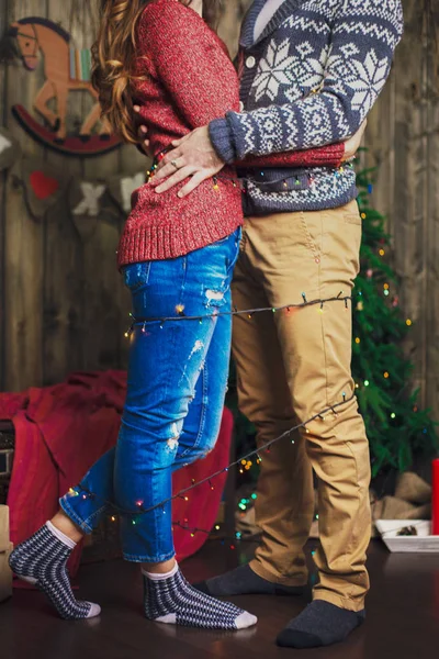 Paar Umarmt Sich Weihnachtsbaum — Stockfoto