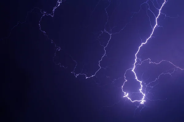 Burza Pioruna Nad Miastem Fioletowym Świetle — Zdjęcie stockowe