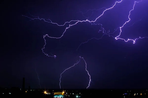 Tempête Foudre Sur Ville Dans Lumière Violette — Photo