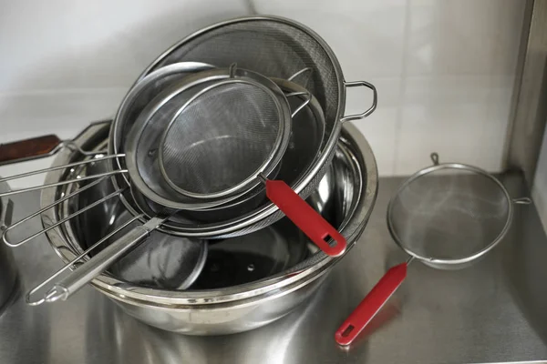 厨房用金属黑锅 壶和漏勺套 — 图库照片