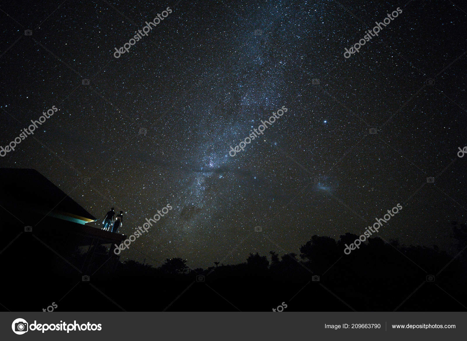 屋上で天の川を眺め バリ島の夜空に星を見るカップル ストック写真 C Kukota 屋上で天の川を眺め バリ島の夜空に星を見るカップル ストック写真 C Kukota