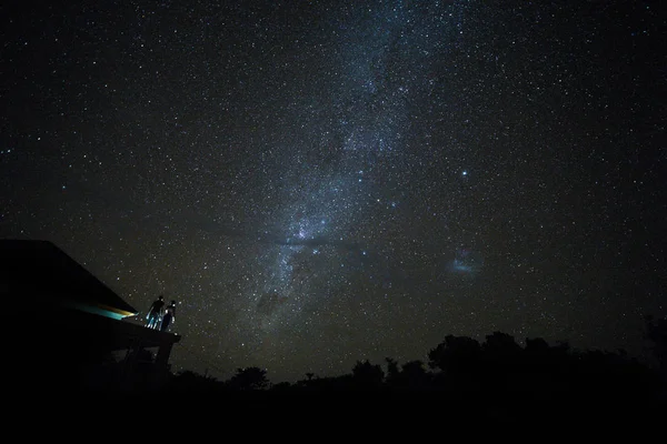 Пара Даху Дивиться Милий Шлях Зірки Нічному Небі Острові Балі — стокове фото