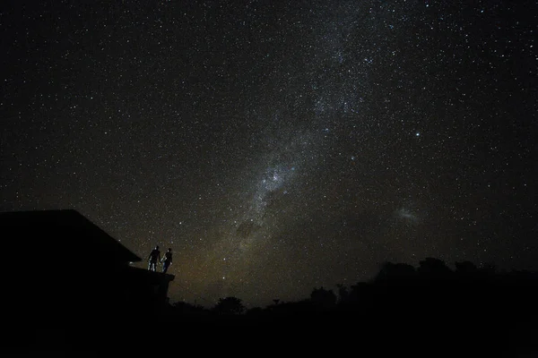 Coppia Sul Tetto Guardando Modo Mliky Stelle Nel Cielo Notturno — Foto Stock