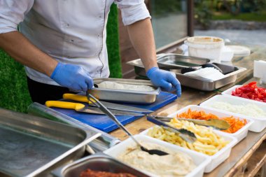 Hava mutfak ürünleri falafel ahşap bir masa üzerinde yemekler yemek pişirmek için açın. Sokak gıda gıda durak üzerinde hizmet vermeye hazır.