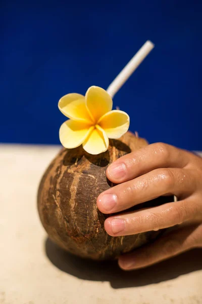 Bebida Coco Tropical Con Flor Amarilla Borde Piscina Hotel Relajante —  Fotos de Stock