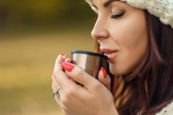 Closeup Portret Van Mooie Vrouw Nemen Genoegen Wanneer Warme Koffie — Stockfoto