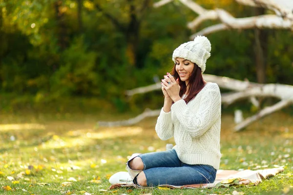 Hermosa Mujer Sonriente Suéter Punto Blanco Sombrero Sentarse Hierba Verde —  Fotos de Stock