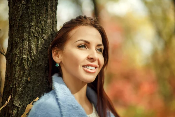 Портрет Улыбающейся Рыжеволосой Женщины Синем Пальто Солнечном Осеннем Парке — стоковое фото