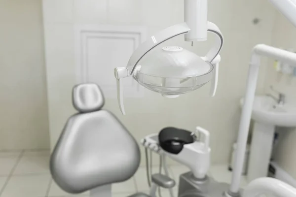 현대적 장비가 갖춰진 치과에 환자의 의자가 있습니다 치아와 장비를 시추하는 — 스톡 사진